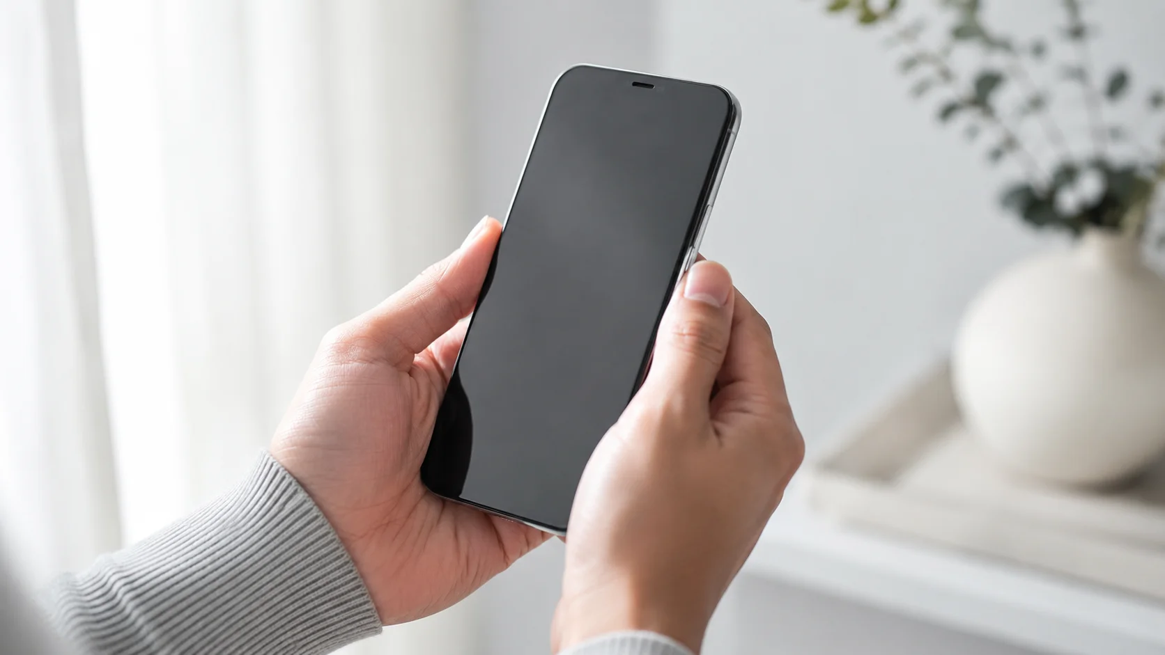 Telefon ținut în mână — ghid cum alegi telefonul potrivit 2026